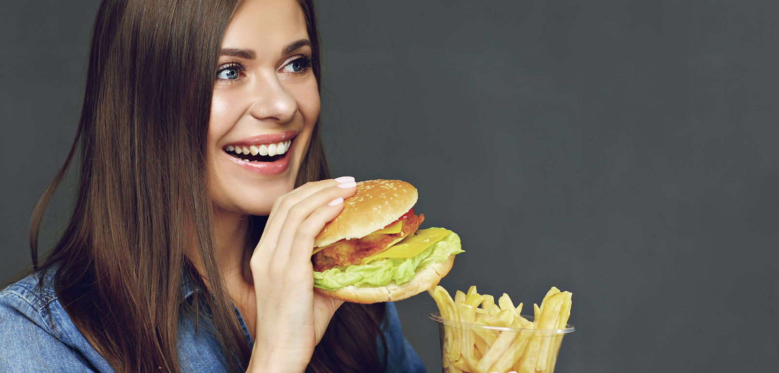 Hamburguer com batata frita.